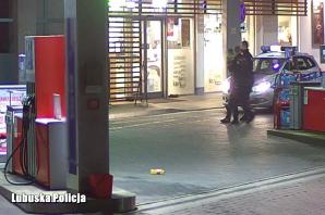 [VIDEO] Upojony alkoholem szalał na stacji paliw. Agresywny mężczyzna zatrzymany przez policjantów