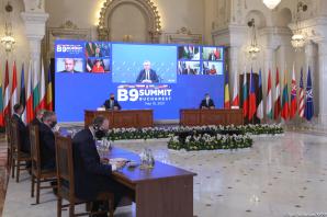[VIDEO] Prezydent Andrzej Duda, prezydent USA i szef NATO na Szczycie B9 w Bukareszcie