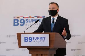 [VIDEO] Prezydent Andrzej Duda, prezydent USA i szef NATO na Szczycie B9 w Bukareszcie