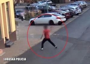 „DZIAŁANIE” WANDALA W OKU KAMERY. PODEJRZANEGO SZYBKO ZATRZYMALI POLICJANCI