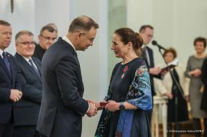 [VIDEO] Odznaczenia państwowe dla autorów i twórców Raportu o stratach wojennych w Pałacu Prezydenckim