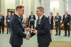 [VIDEO] Odznaczenia państwowe dla autorów i twórców Raportu o stratach wojennych w Pałacu Prezydenckim