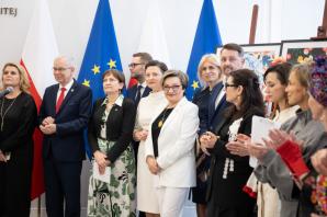 „Koronacja - wystawa w Senacie poświęcona pacjentkom onkologicznym