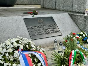 Wicemarszałek Rafał Grupiński na obchodach 79. rocznicy wyzwolenia obozu Mauthausen