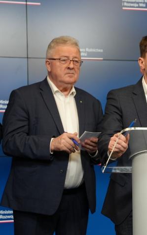 – Musimy zrozumieć protesty rolników i o to będę zabiegał na jutrzejszym posiedzeniu unijnej rady ministrów w Brukseli – stwierdził minister rolnictwa i rozwoju wsi Czesław Siekierski