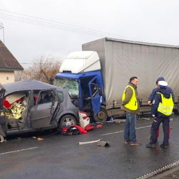 Czołowo w tira. Dwie ofiary śmiertelne. Policja apeluje o ostrożność!!!