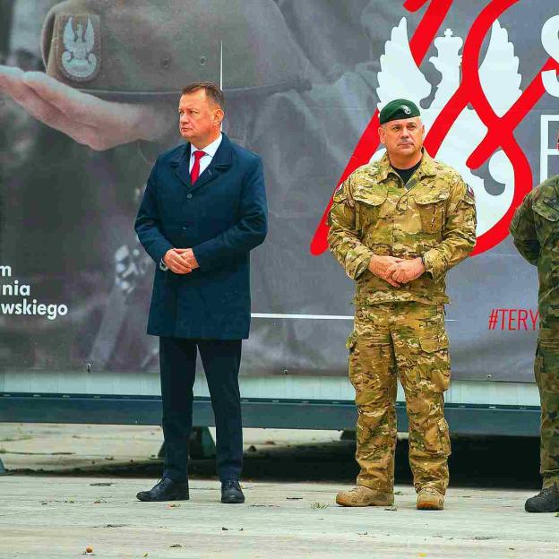  [VIDEO] Szef MON spotkał się w Warszawie z żołnierzami 18. Stołecznej Brygady Obrony Terytorialnej, powracającymi ze służby na granicy Polski z Białorusią