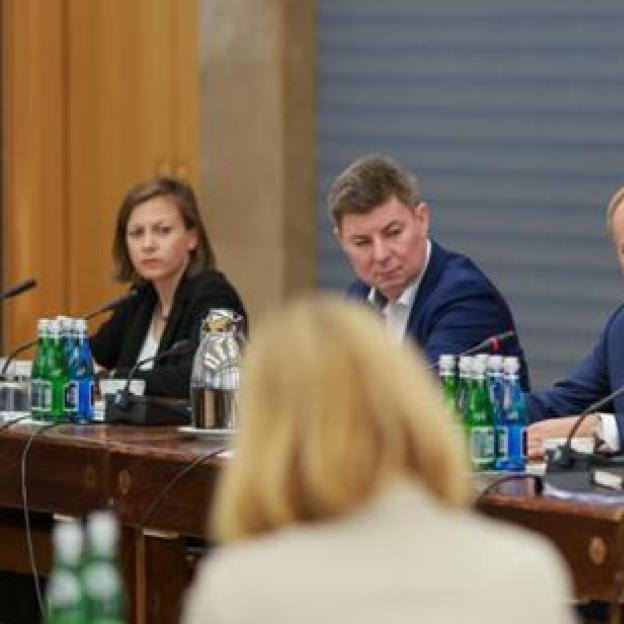 Przedstawiciele środowiska prawniczego zostali zaproszeni do Kancelarii Prezesa Rady Ministrów, aby dyskutować nad zmianami, które przywrócą praworządność w Polsce