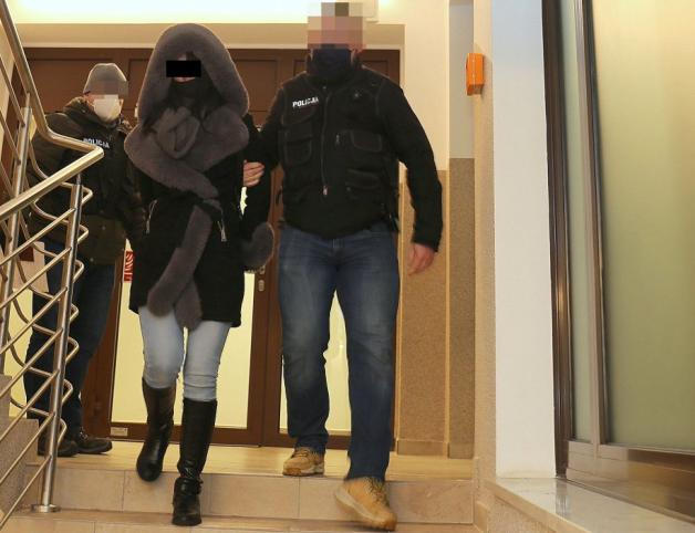 Poszukiwana fałszywa policjantka przed kryminalnymi ukryła się w walizce