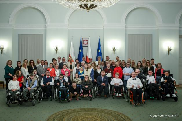 [VIDEO] Małżonka Prezydenta RP Agata Kornhauser-Duda zaprosiła do Pałacu Prezydenckiego w ramach rewizyty podopiecznych Stowarzyszenia Pomocy Dzieciom Niepełnosprawnym „Krok za Krokiem” w Zamościu
