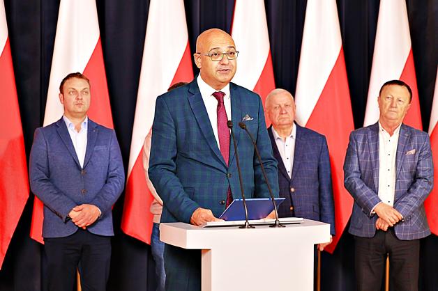 Minister infrastruktury Alvin Gajadhur spotkał się z przedstawicielami branży przedsiębiorców transportu drogowego, którzy uczestniczą w akcji protestacyjnej na granicy polsko-ukraińskiej